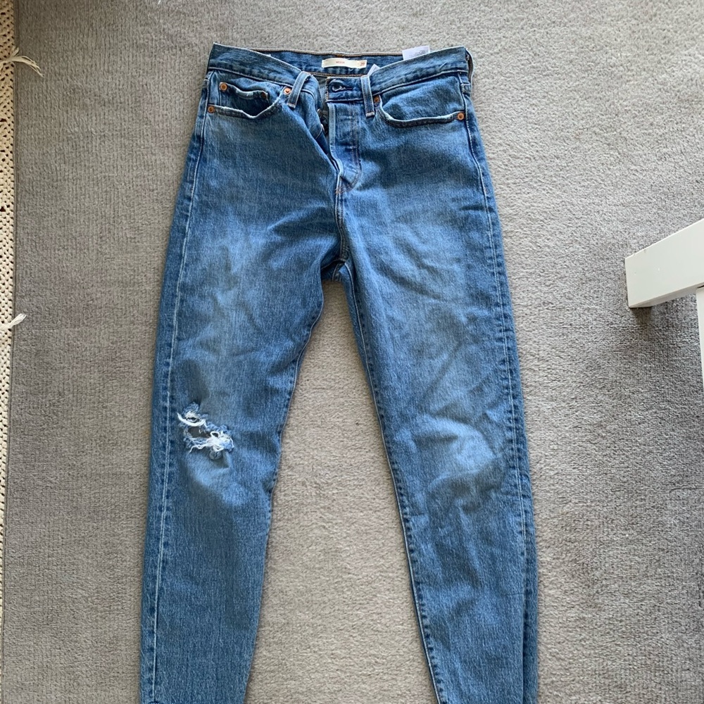 Levis wedgie fit distressed straight leg crop jean